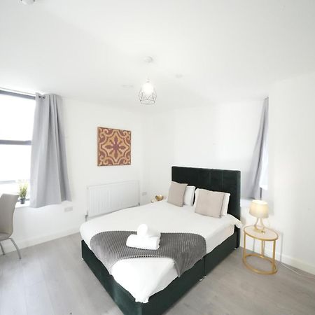 Ealing Broadway Great Stay 7-Minute Walk From The Underground Екстериор снимка