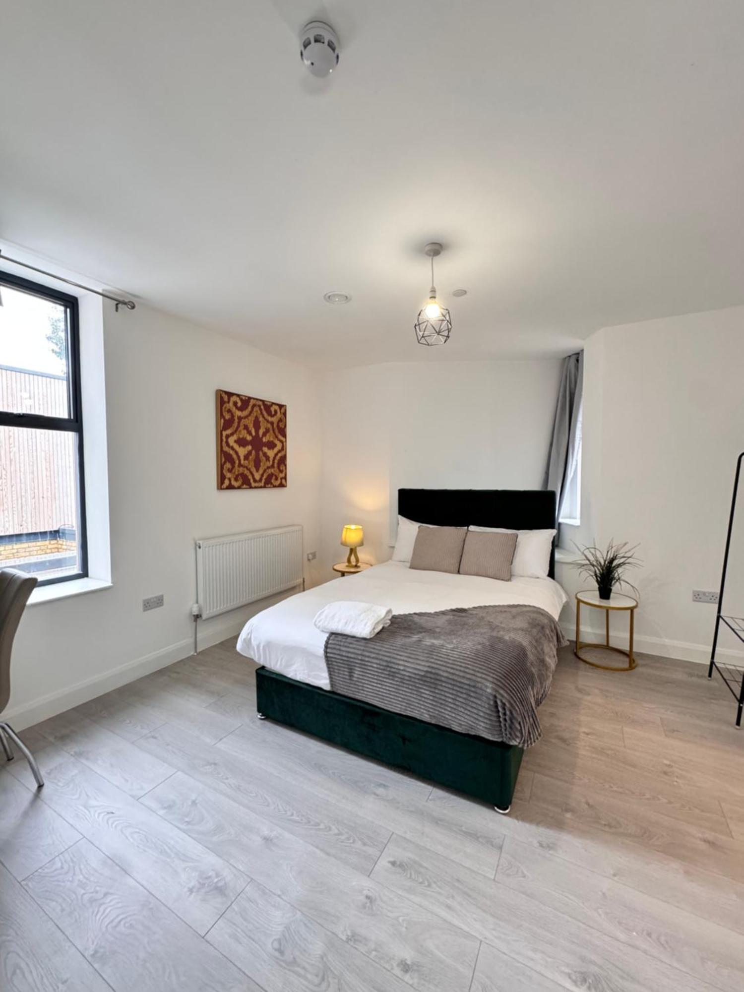 Ealing Broadway Great Stay 7-Minute Walk From The Underground Екстериор снимка