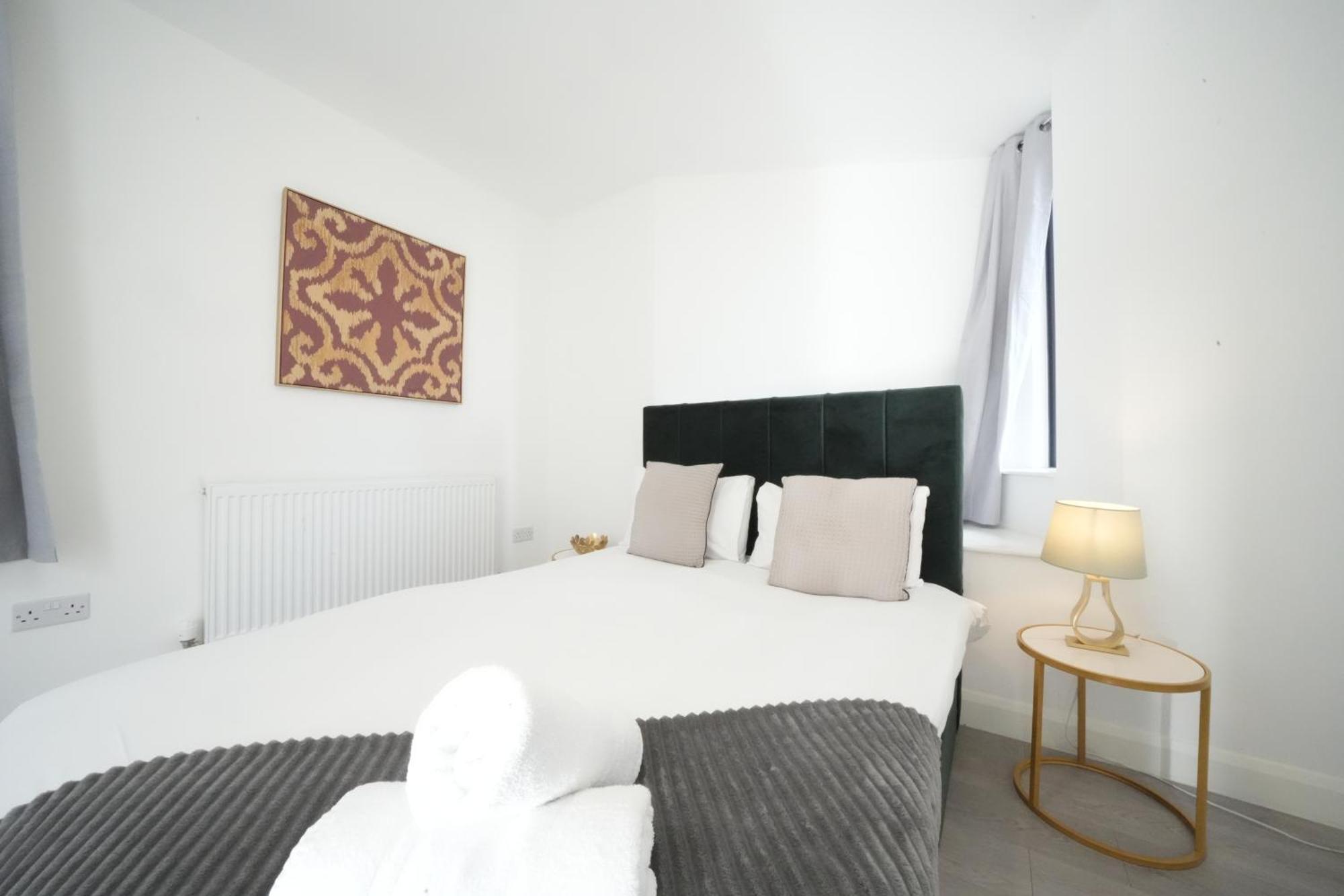 Ealing Broadway Great Stay 7-Minute Walk From The Underground Екстериор снимка