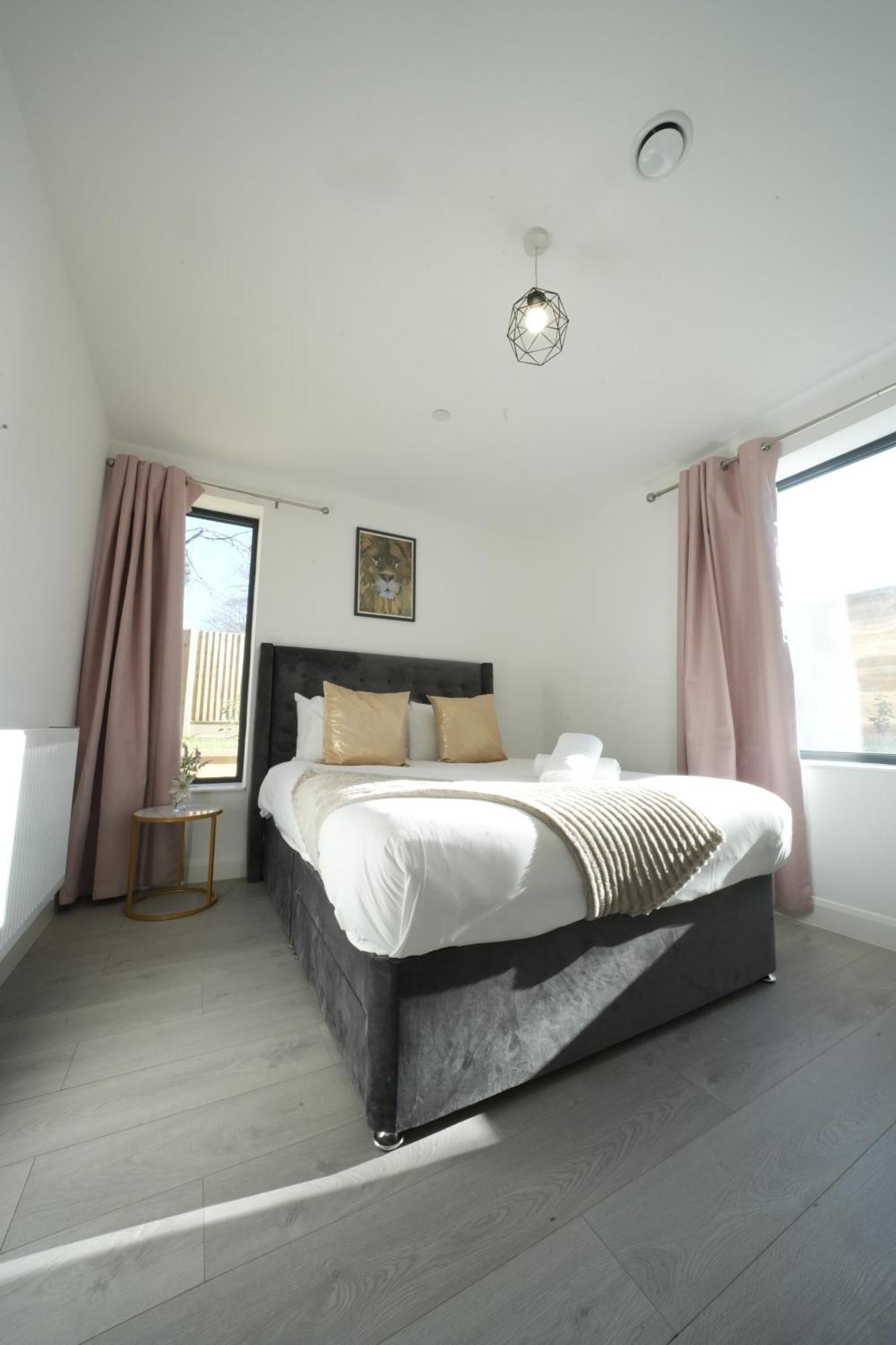 Ealing Broadway Great Stay 7-Minute Walk From The Underground Екстериор снимка