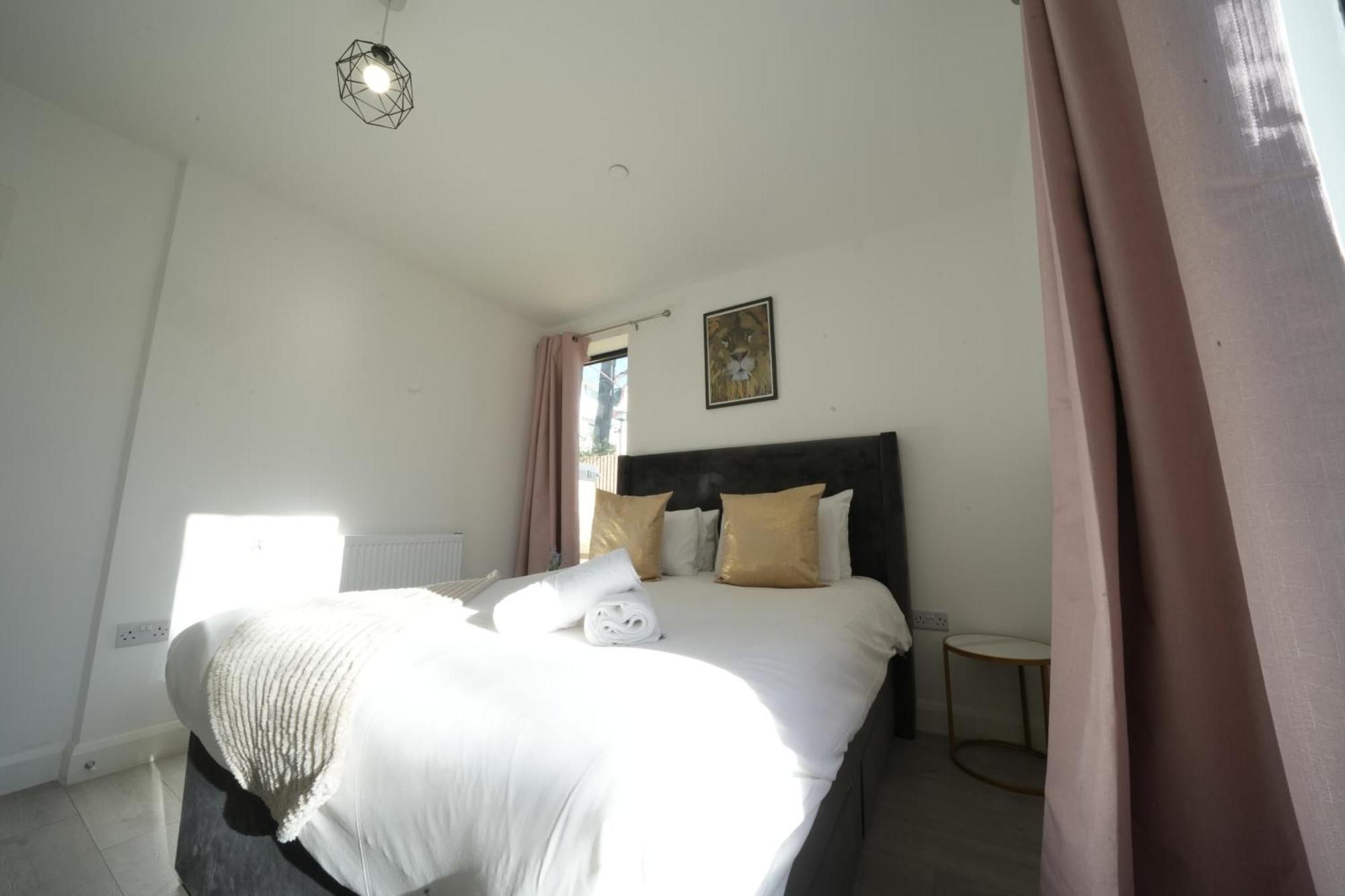 Ealing Broadway Great Stay 7-Minute Walk From The Underground Екстериор снимка