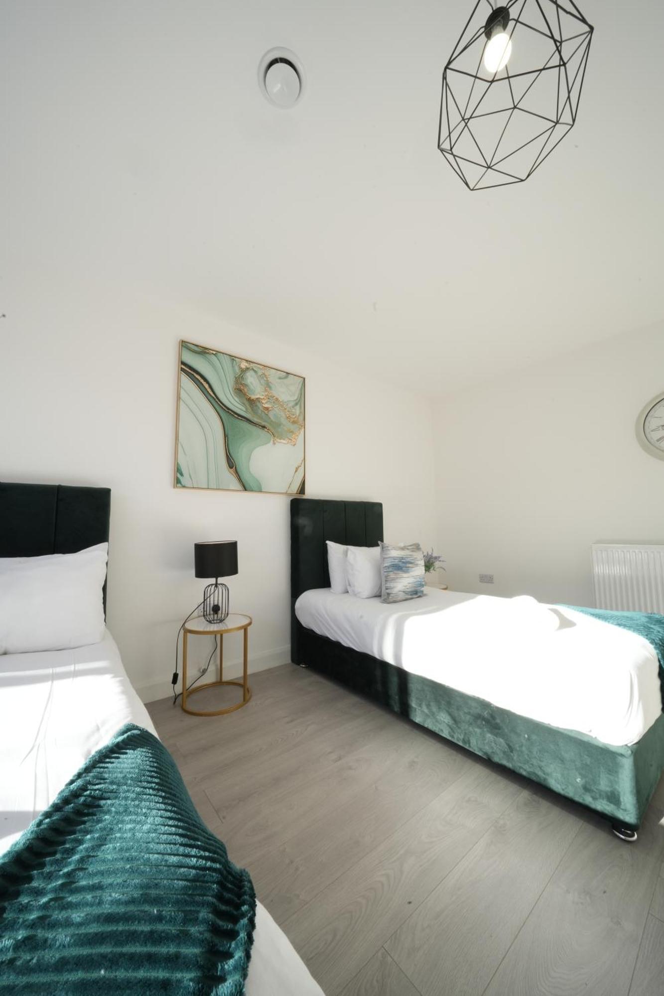 Ealing Broadway Great Stay 7-Minute Walk From The Underground Екстериор снимка