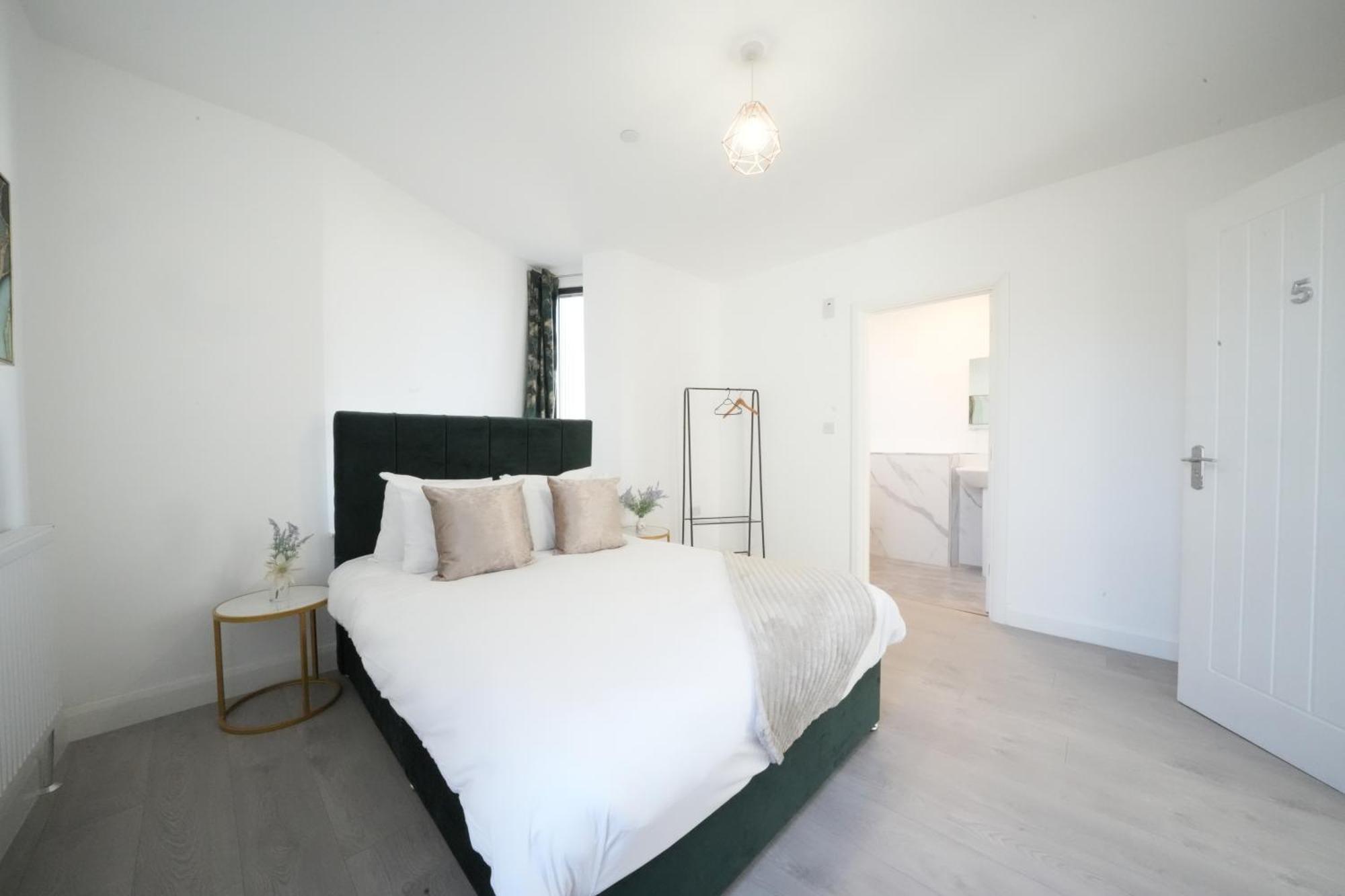 Ealing Broadway Great Stay 7-Minute Walk From The Underground Екстериор снимка