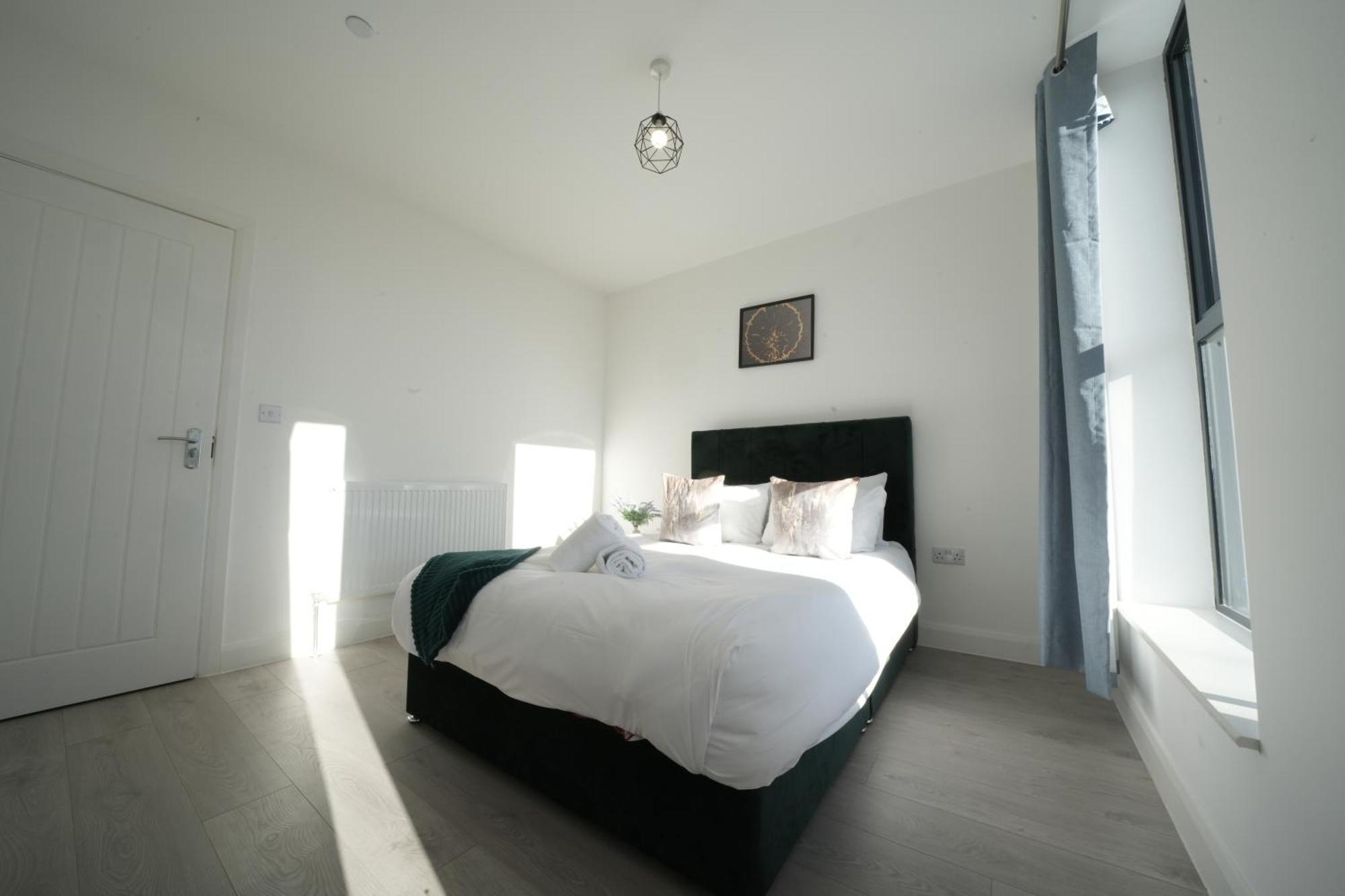 Ealing Broadway Great Stay 7-Minute Walk From The Underground Екстериор снимка