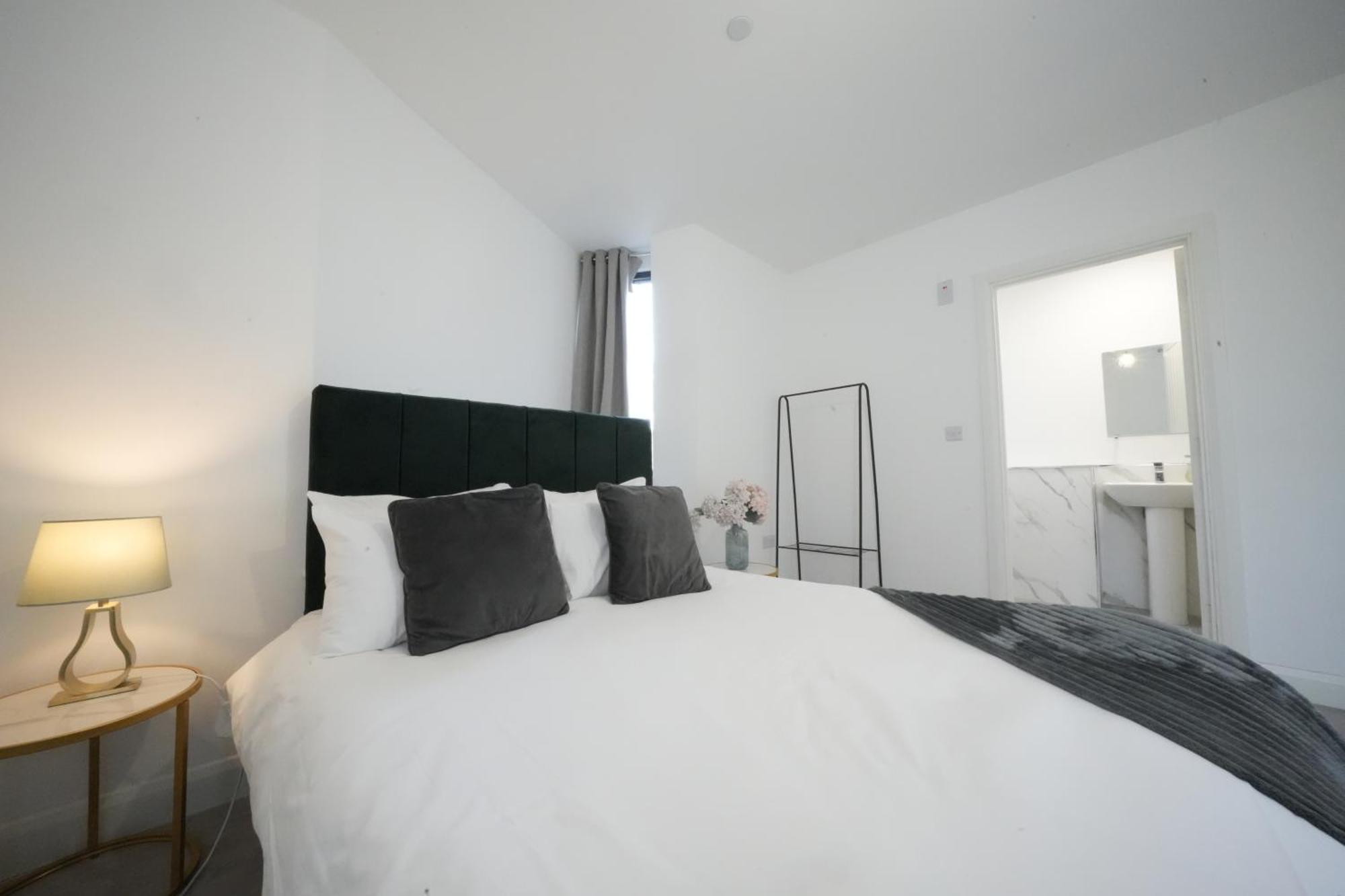 Ealing Broadway Great Stay 7-Minute Walk From The Underground Екстериор снимка